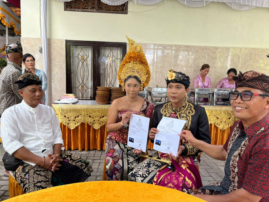 Penyerahan KK Baru, Akta Perkawinan dan (KTP) Baru Bagian dari Dalung Smartvillage